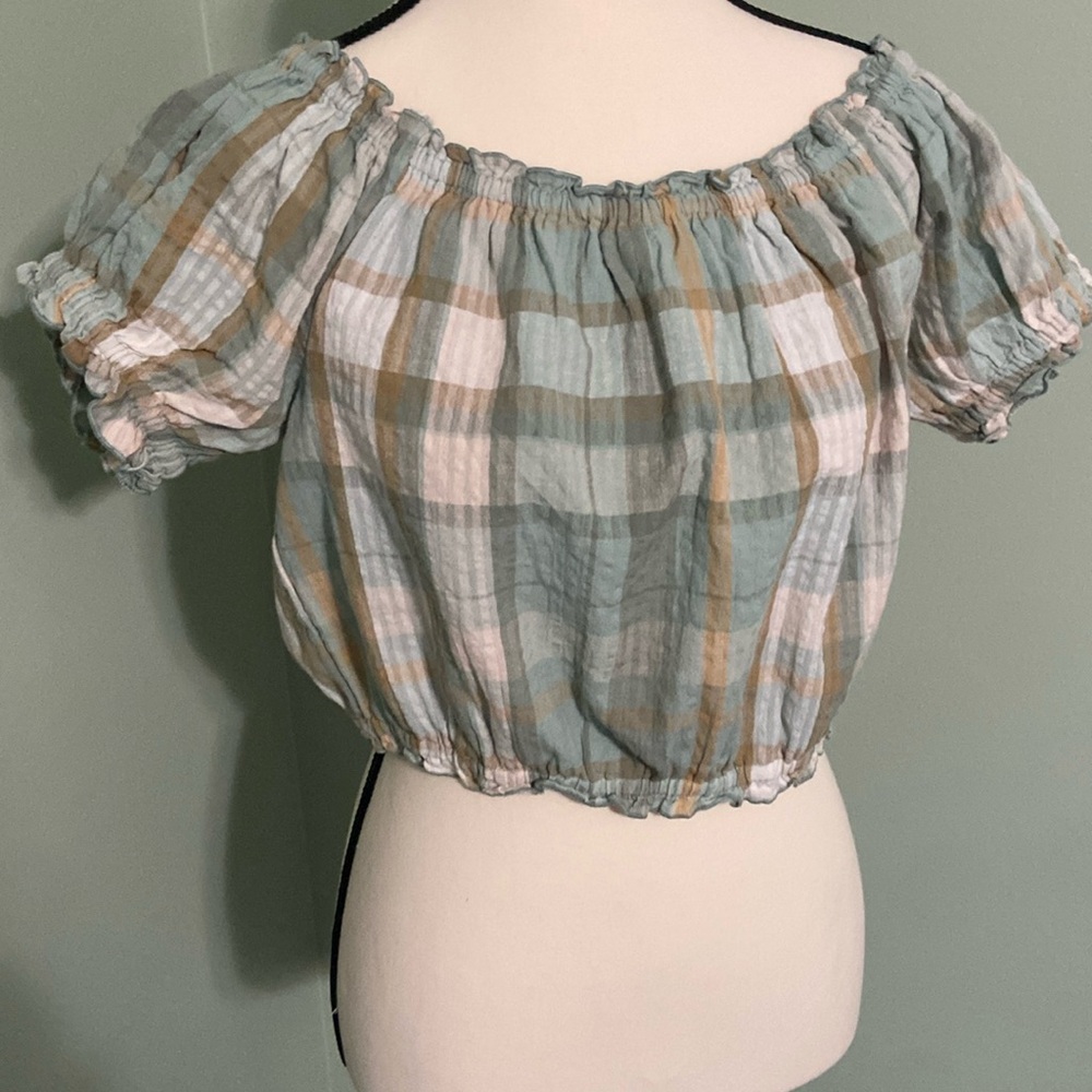 Size small American Eagle off the shoulder crop top